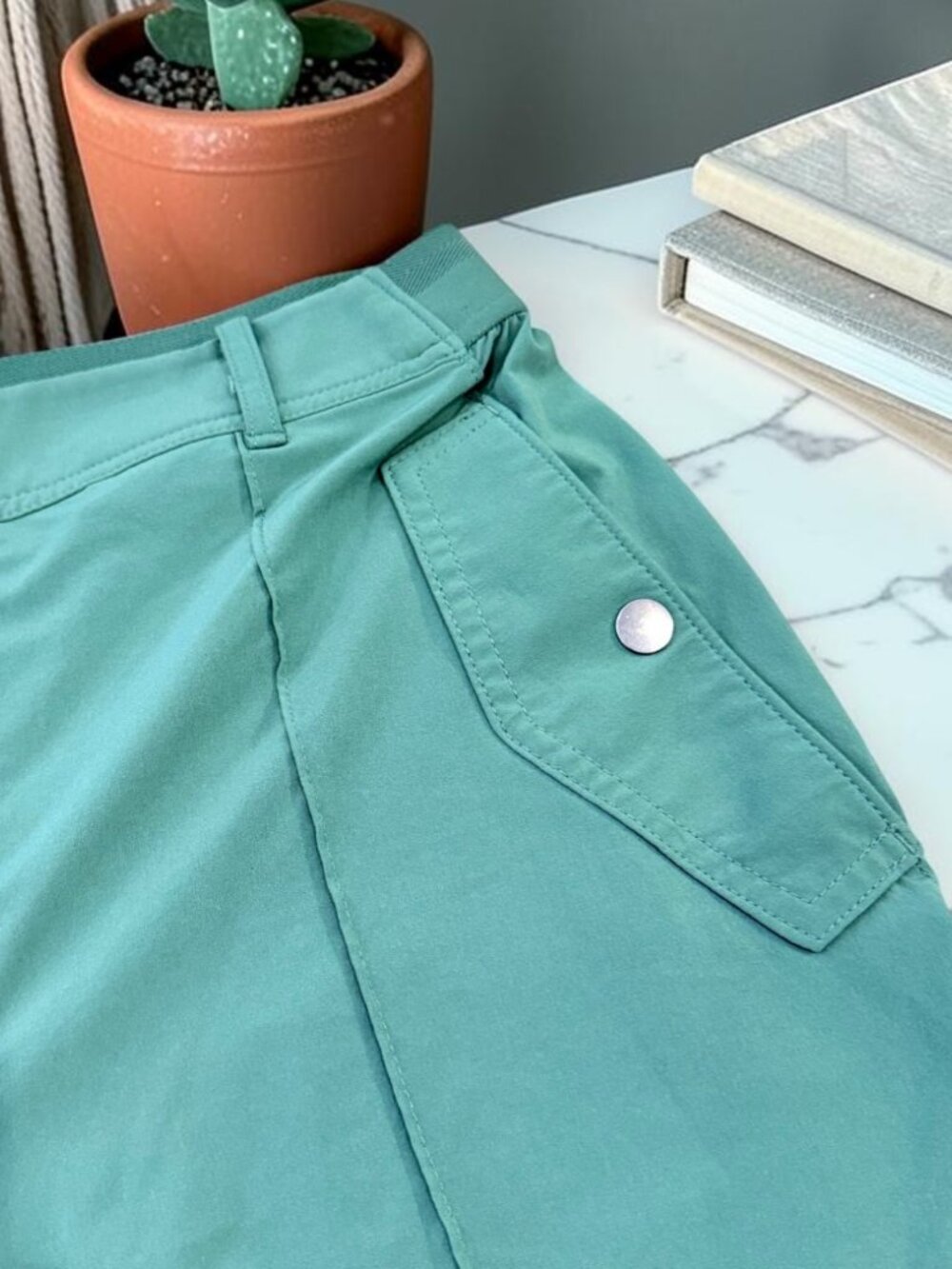ATHLETA Vienna Cargo Pants Vineyard Green Size 14 - Picture 8 of 12